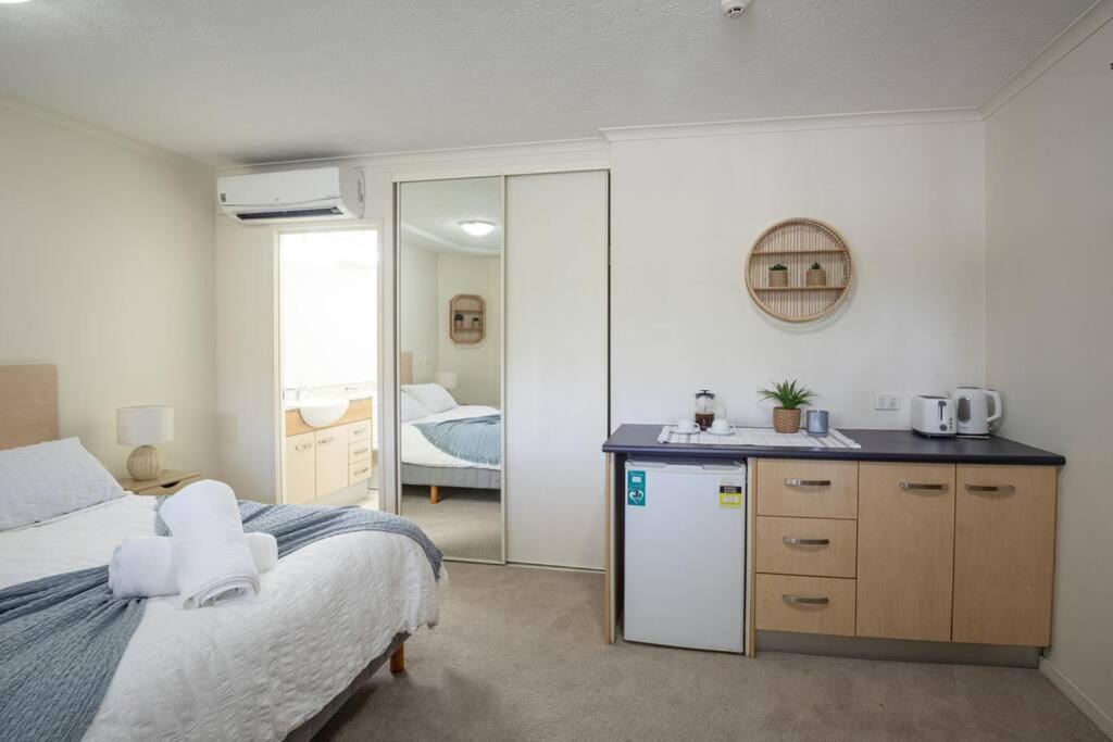 Apartment Style Oasis, 2 Bedroom, 2 Bath, Sleeps 6 Caloundra