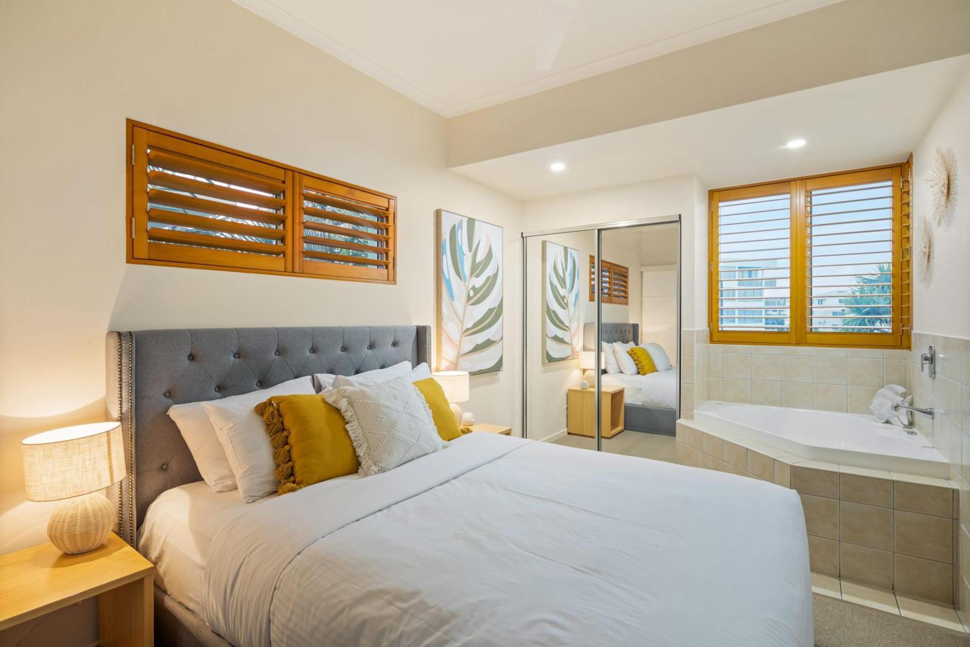 Apartment Oceanfront Views At Rolling Surf