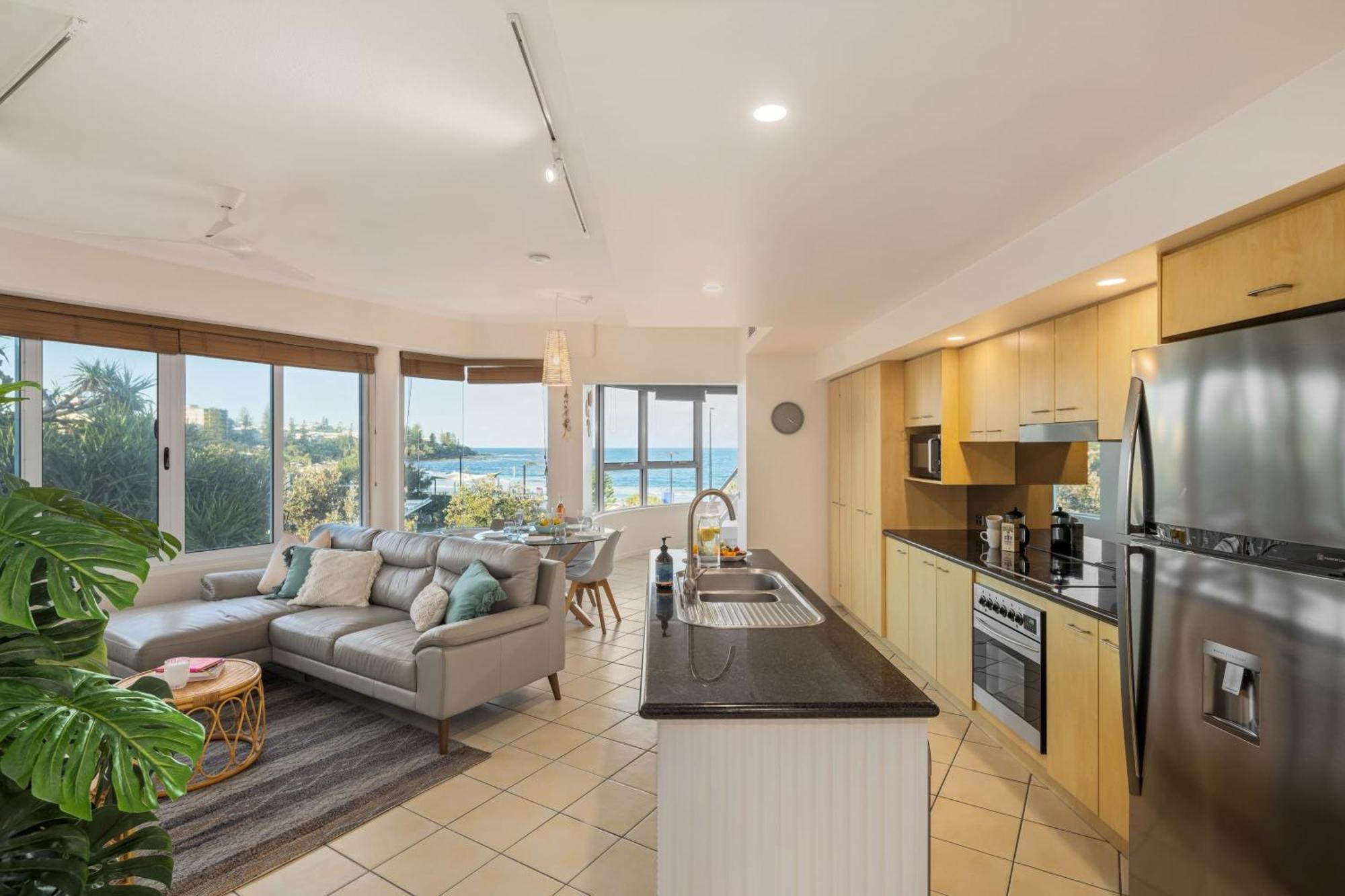Oceanfront Views At Rolling Surf Apartment Caloundra