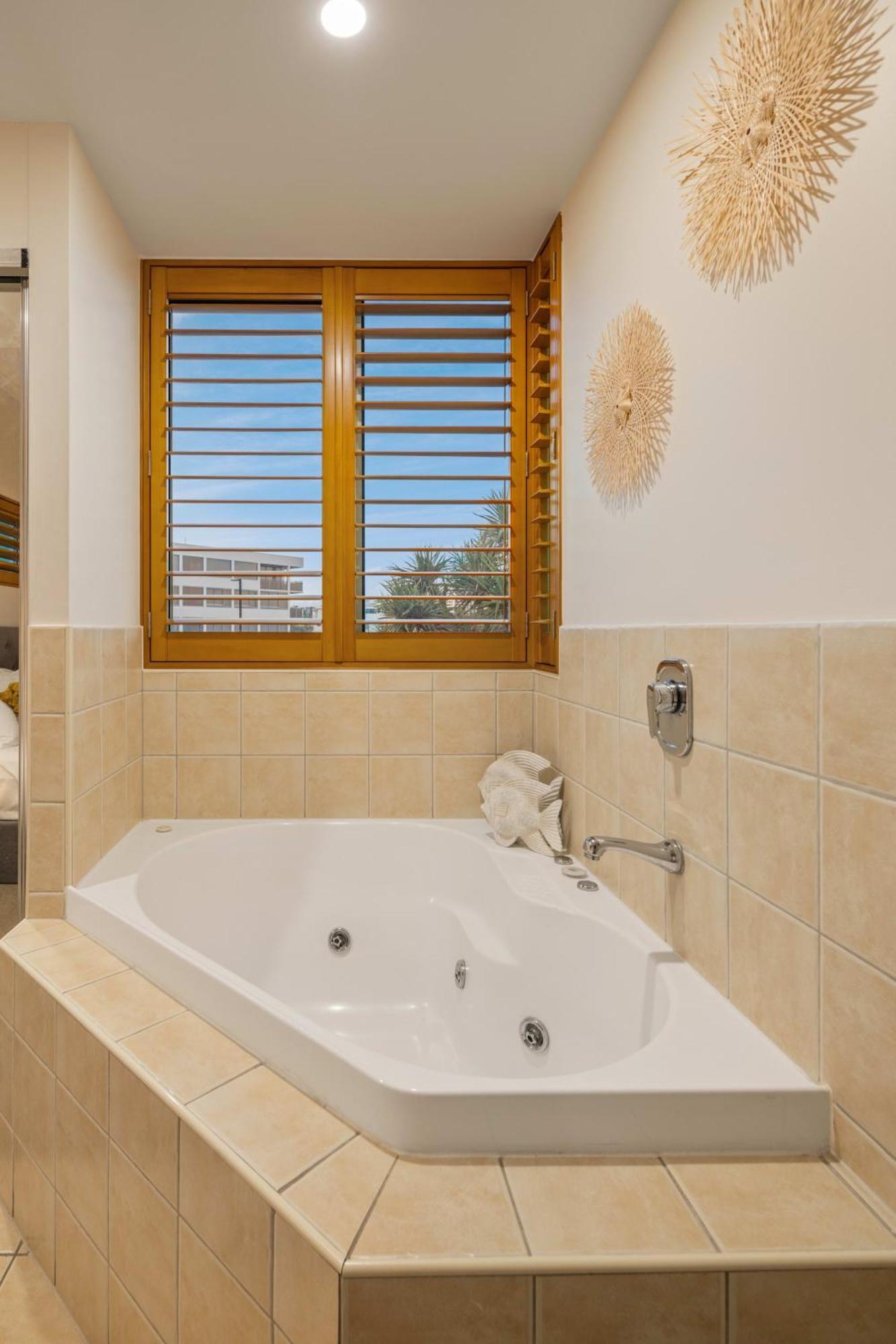 Oceanfront Views At Rolling Surf Apartment Caloundra