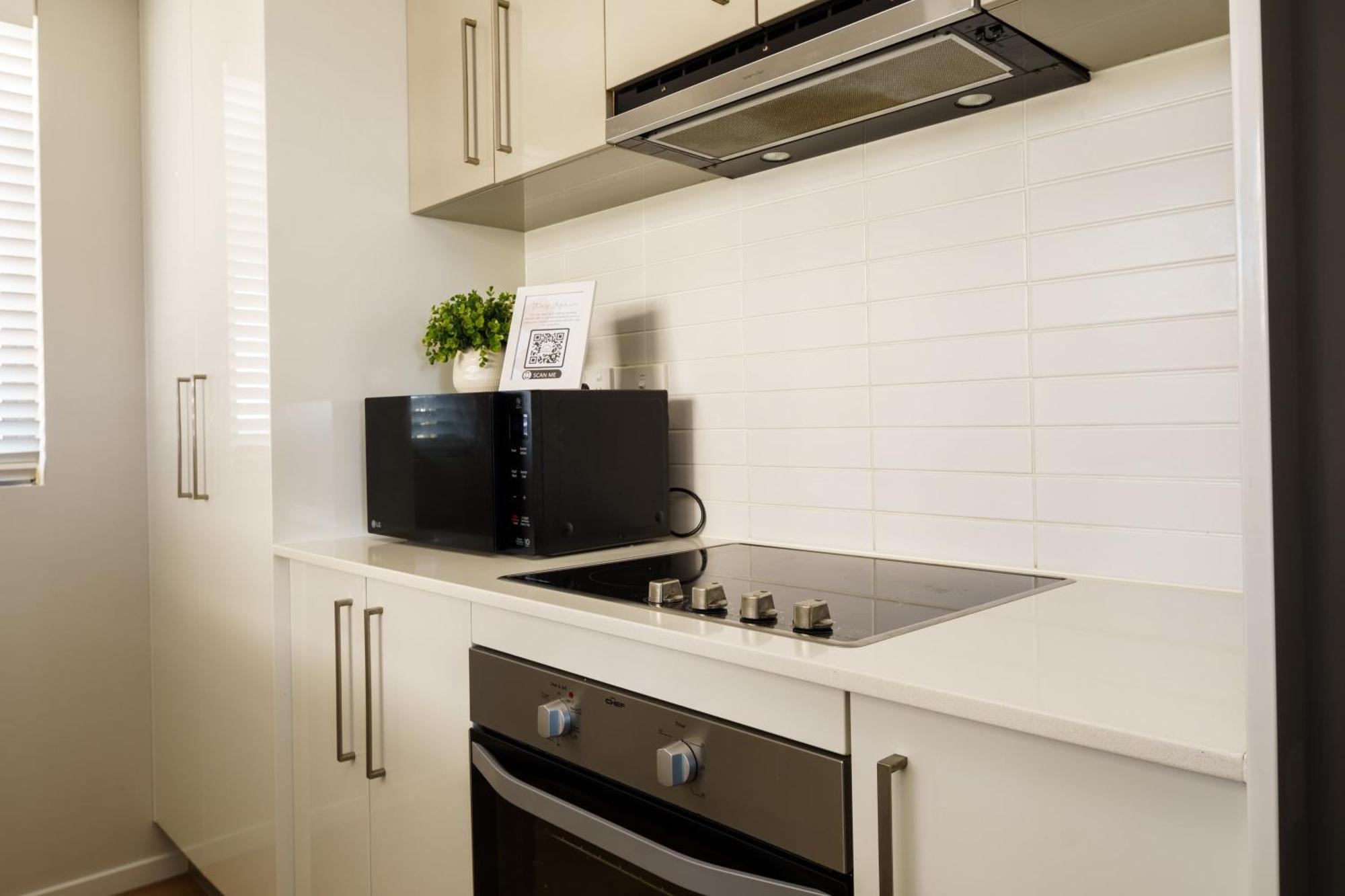 Ocean Breeze Retreat: Kings Coastal Apartment *
