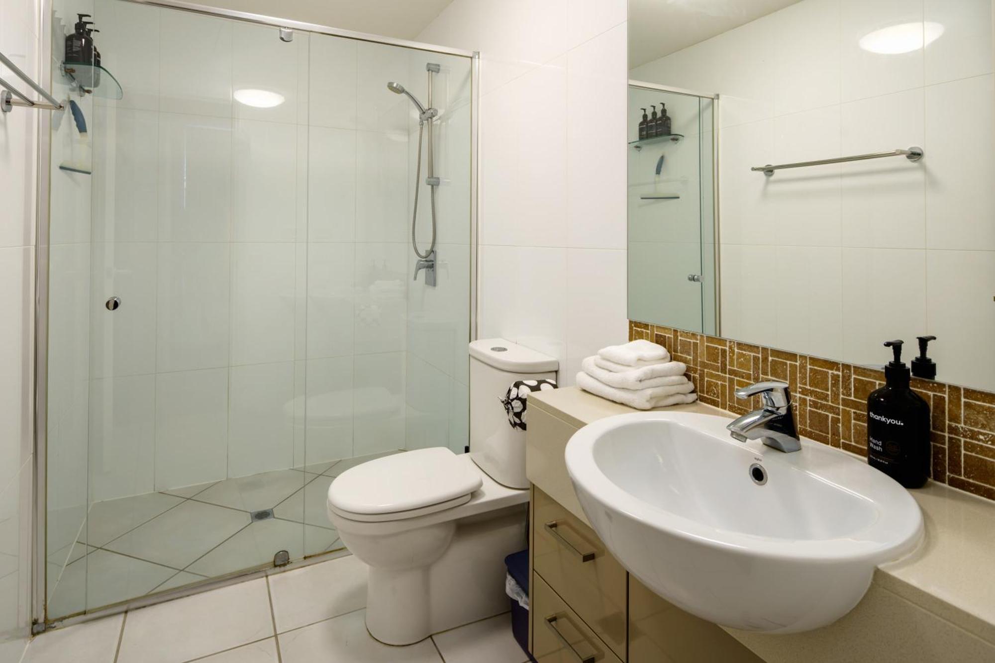 Ocean Breeze Retreat: Kings Coastal Apartment *