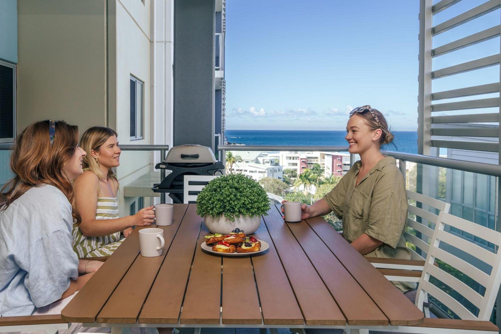 Ocean Breeze Retreat: Kings Coastal Apartment *
