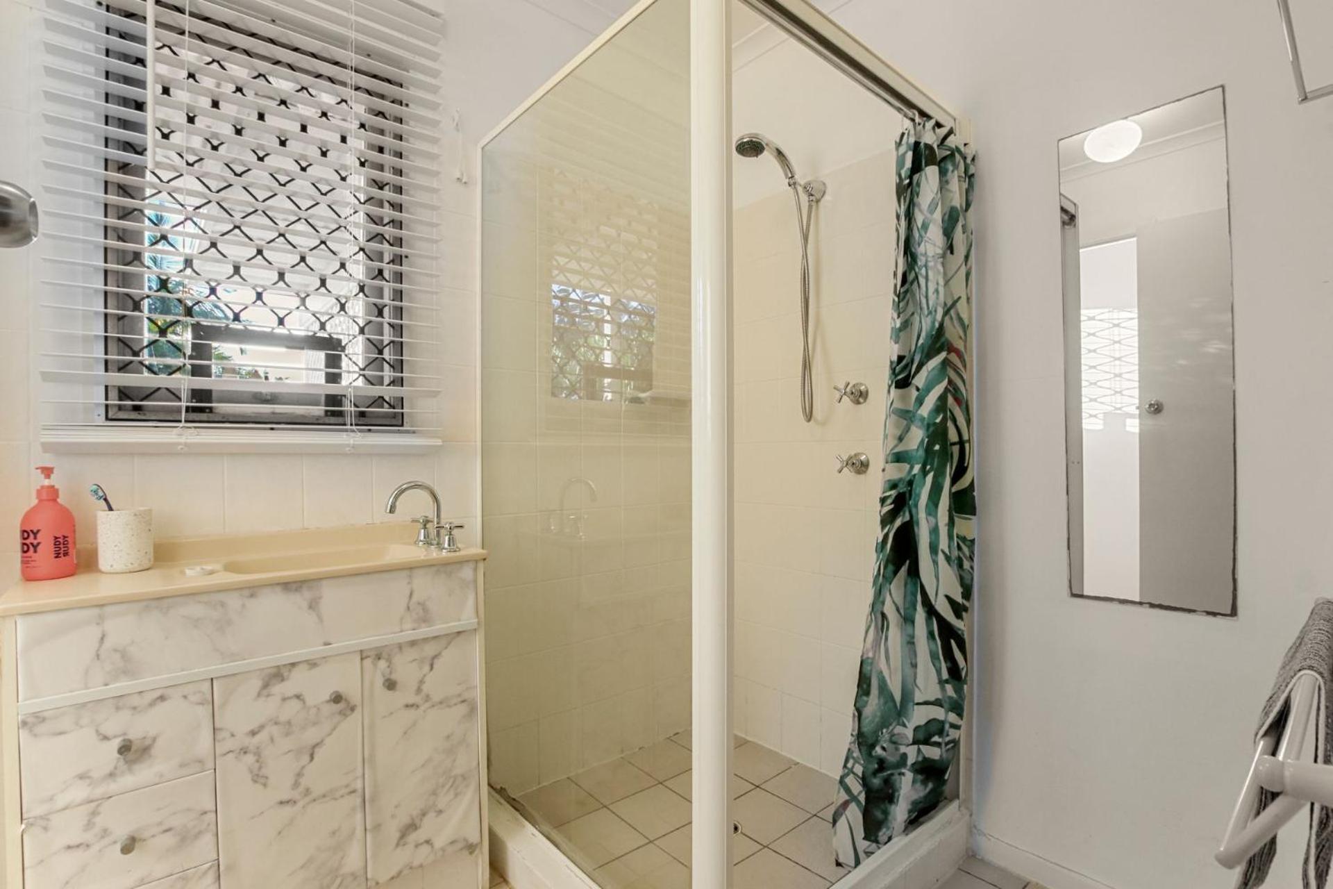 Edmund Street 47, Shelly *