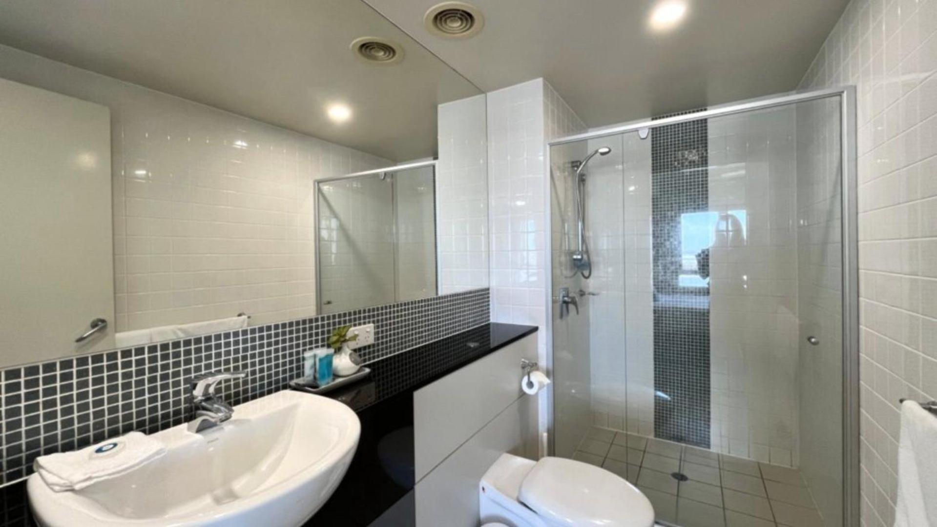 #803 Pumicestone Blue - Views With Rooftop Pool! Holiday home *