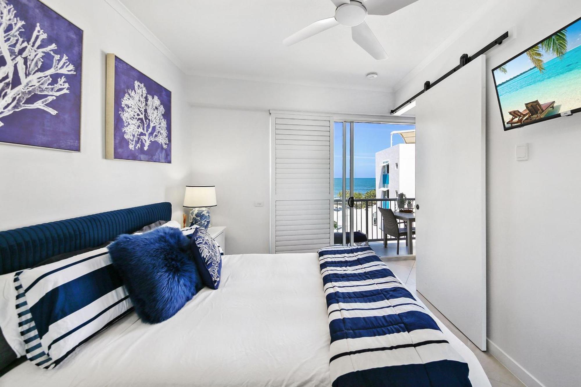 Absolute Beachfront Rolling Surf * Caloundra