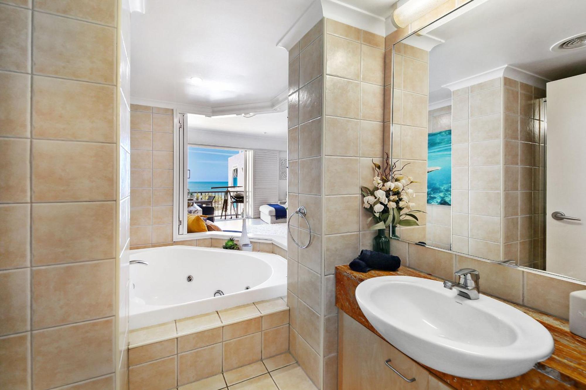 Absolute Beachfront Rolling Surf Apartment Caloundra