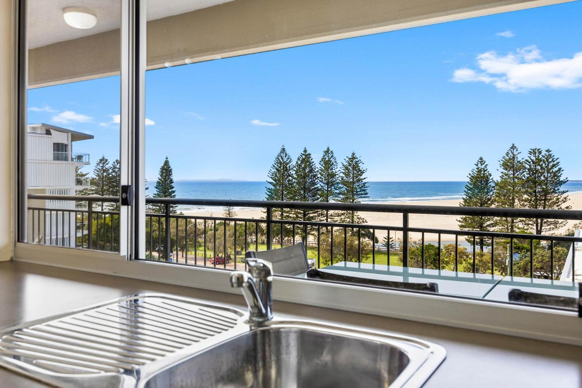 Ocean-facing 3-bed With Pool 5-min To The * Caloundra