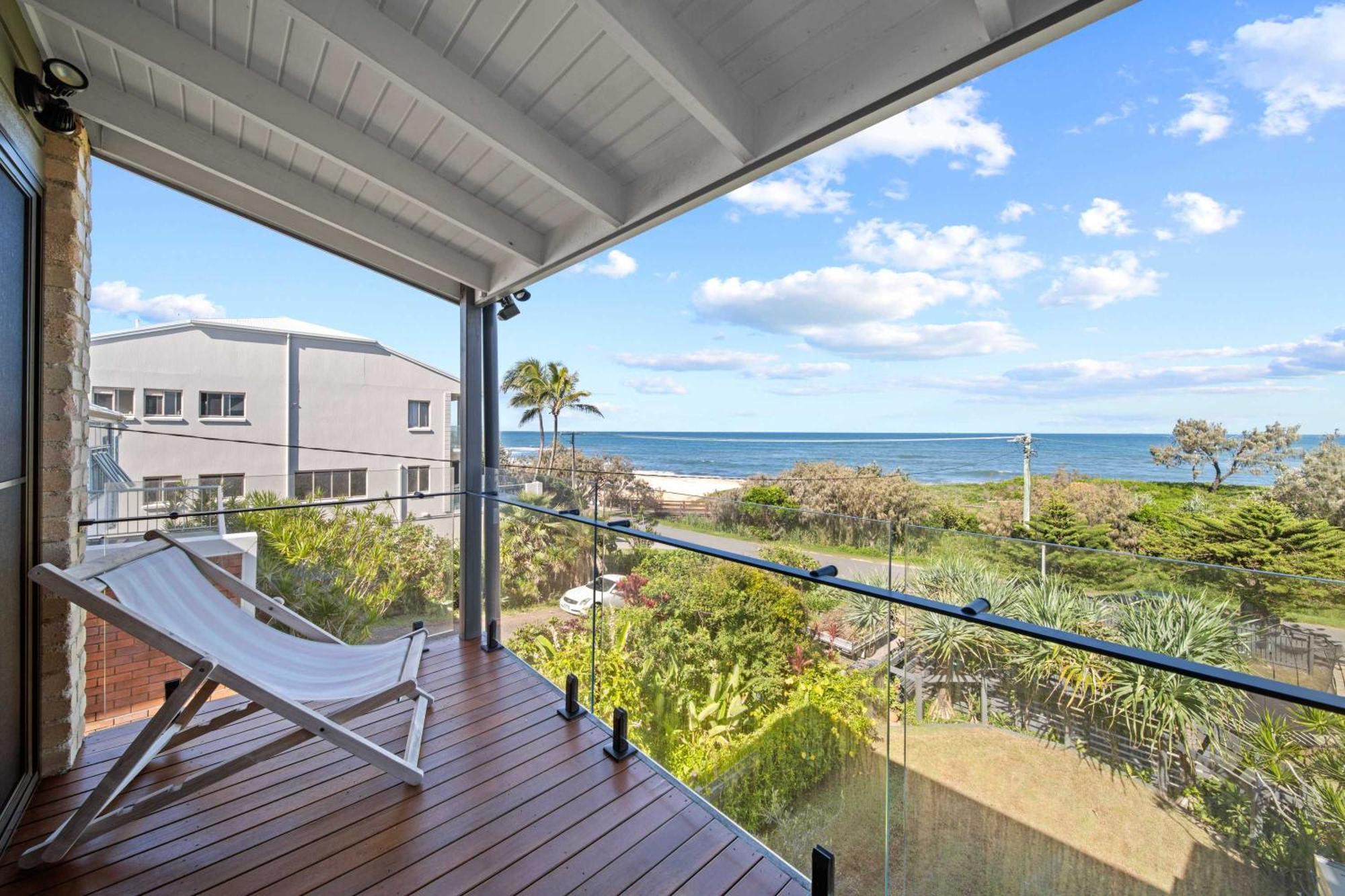 Retro House In Front Of Ocean Holiday home *