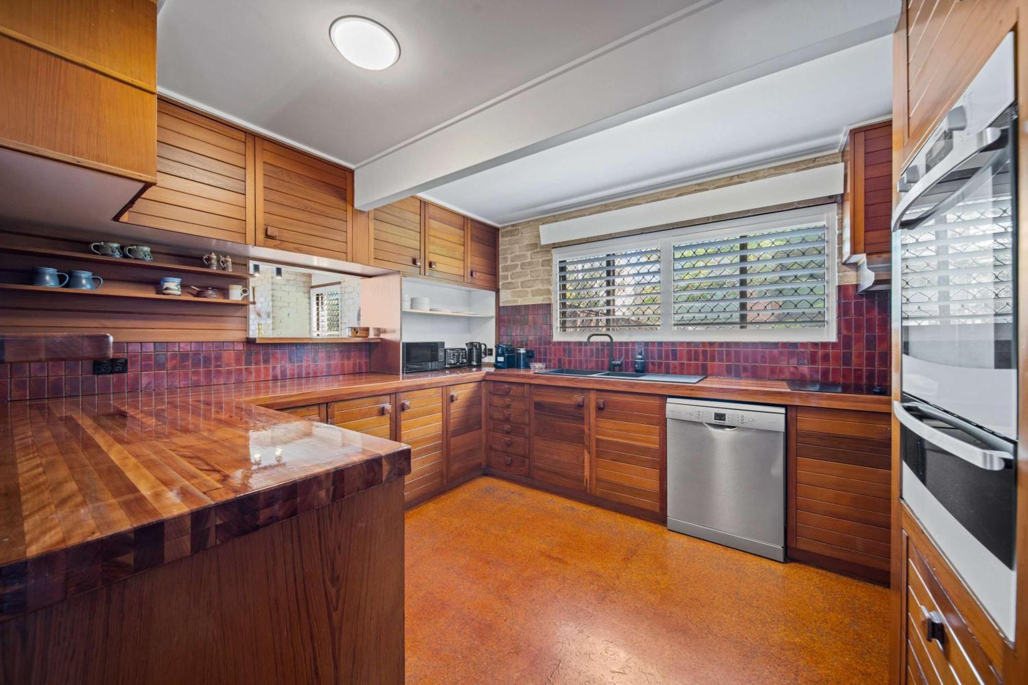 Retro House In Front Of Ocean * Caloundra