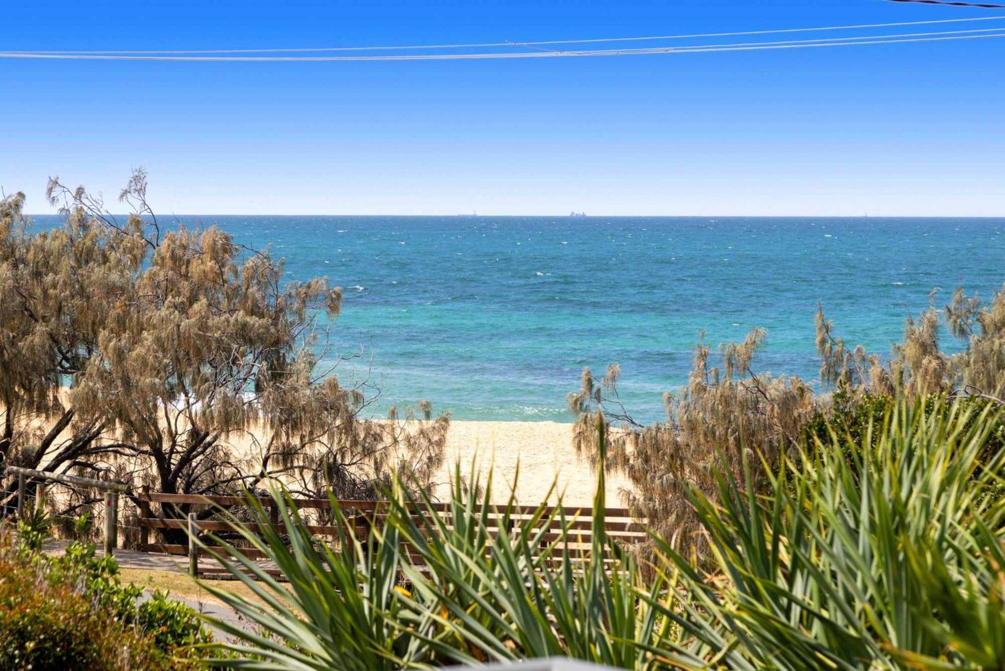 Retro House In Front Of Ocean Holiday home *
