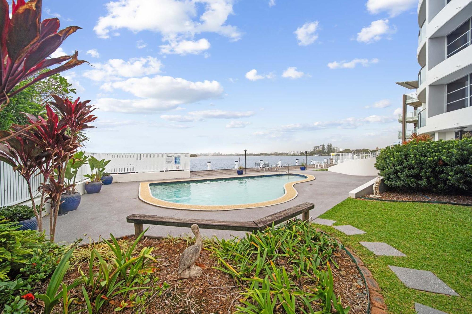 Pumicestone Passage Waterfront Escape Apartment