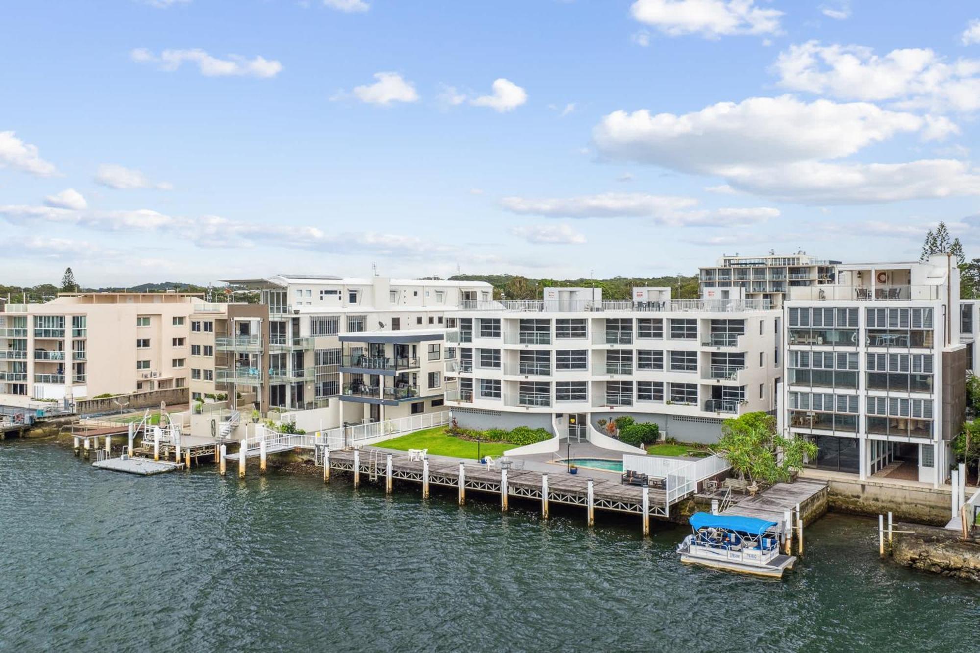 Pumicestone Passage Waterfront Escape Apartment