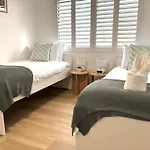 Spacious 2 Bedroom Apartment With Ocean Views
