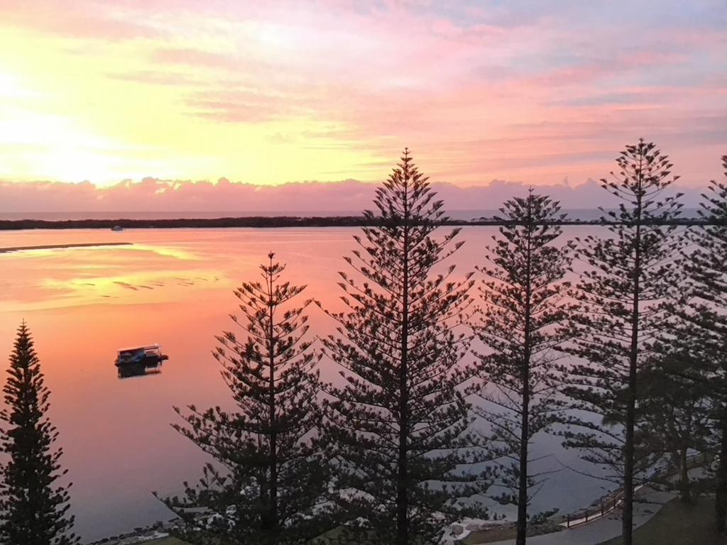 Ally's Golden Retreat! * Caloundra