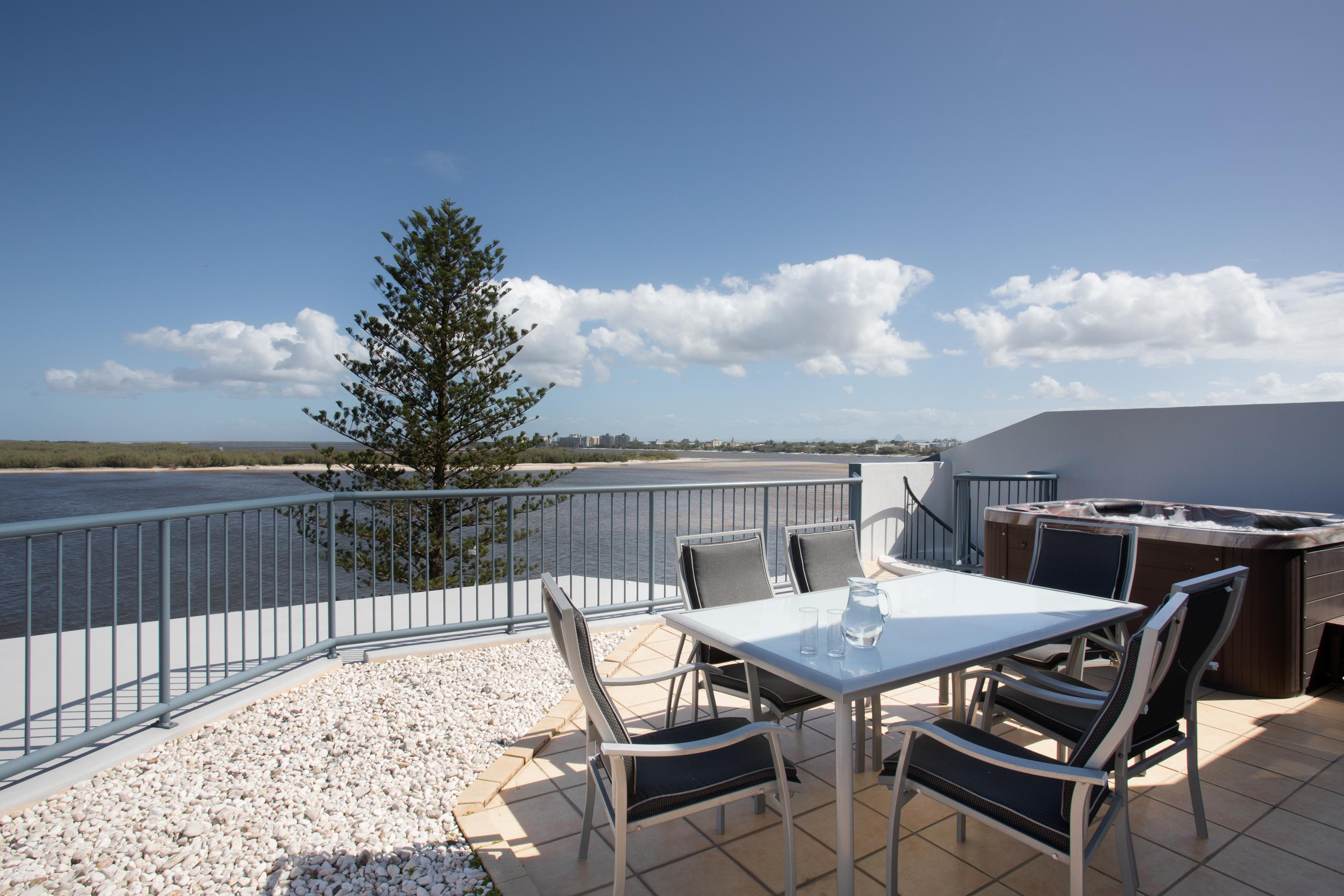 Aparthotel Breakfree Grand Pacific 4*