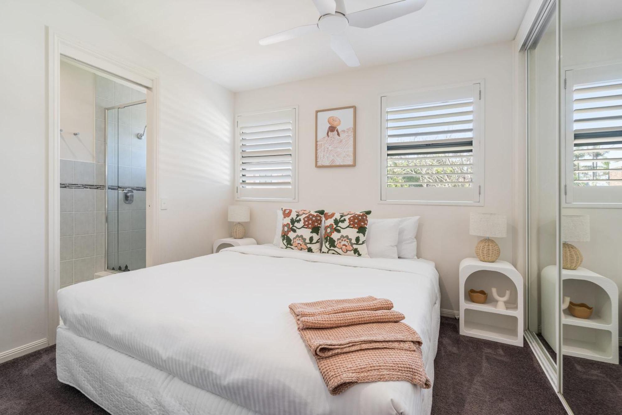 Apartment Tranquil Tides Retreat - Coastal Waterfront Escape *