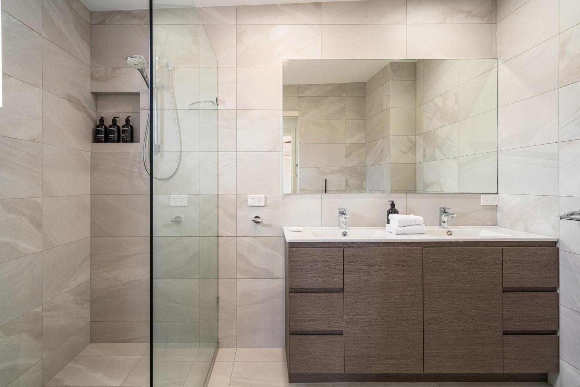 Tranquil Tides Retreat - Coastal Waterfront Escape Caloundra
