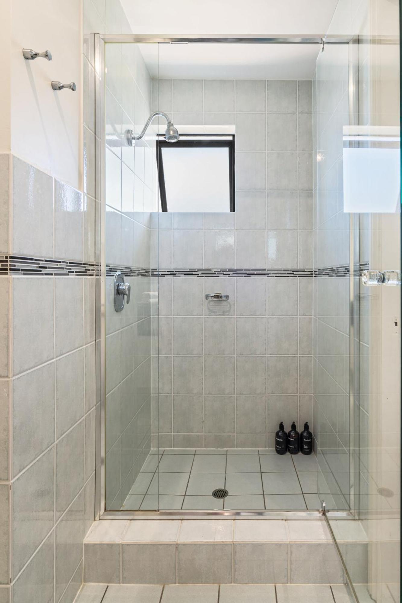 Tranquil Tides Retreat - Coastal Waterfront Escape Caloundra