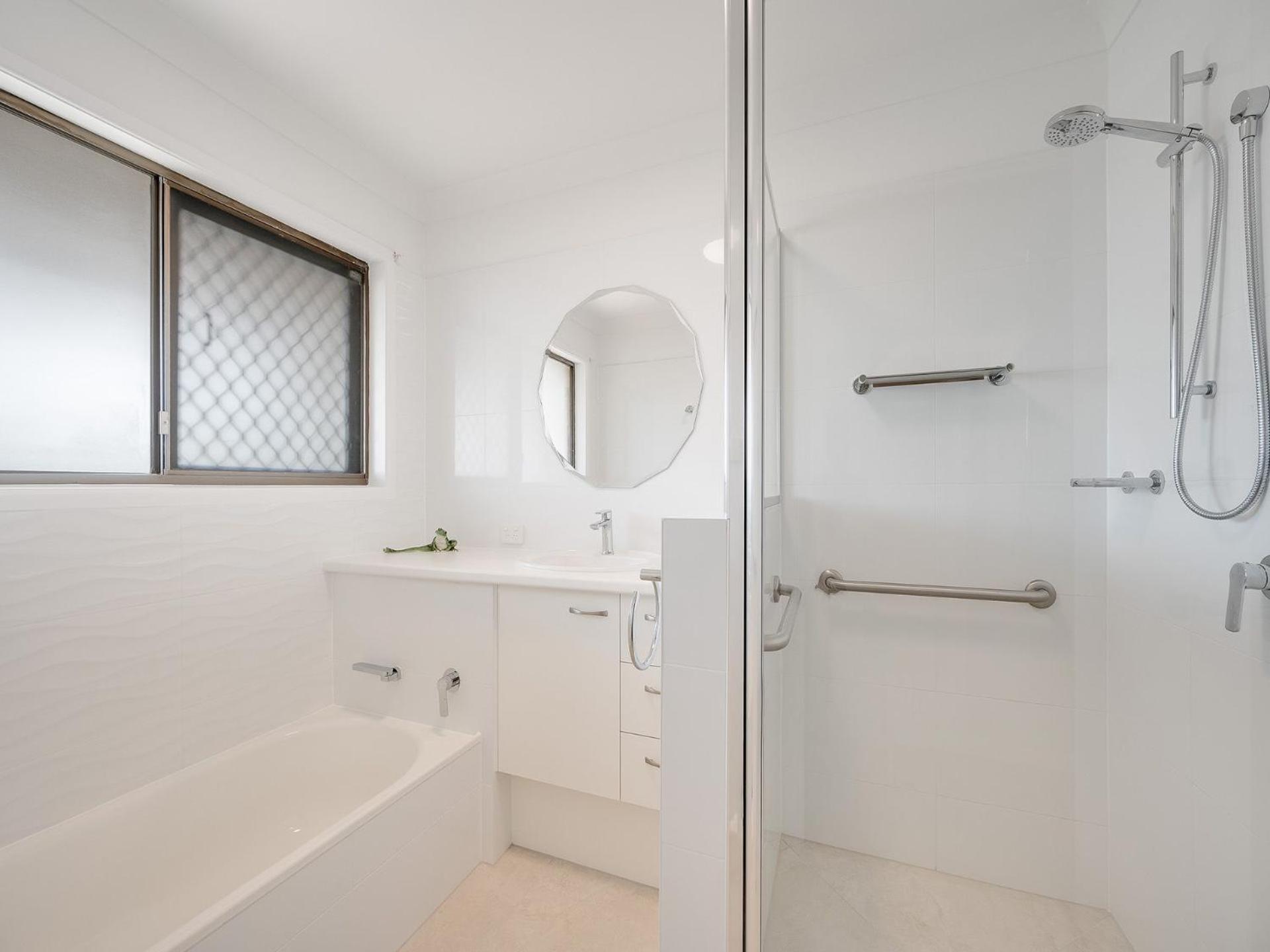 Holiday home 9 Rowell Street Battery Hill Qld *