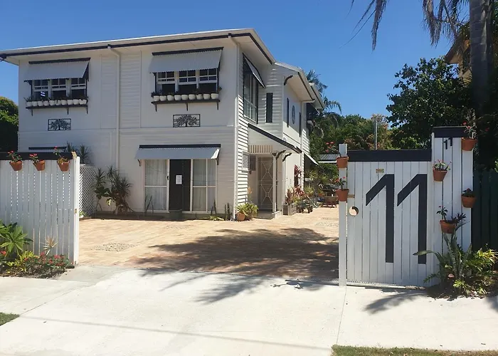 One Br Guesthouse With Private Courtyard Sleeps 4 People Pet Friendly 950 Metres From The Beach