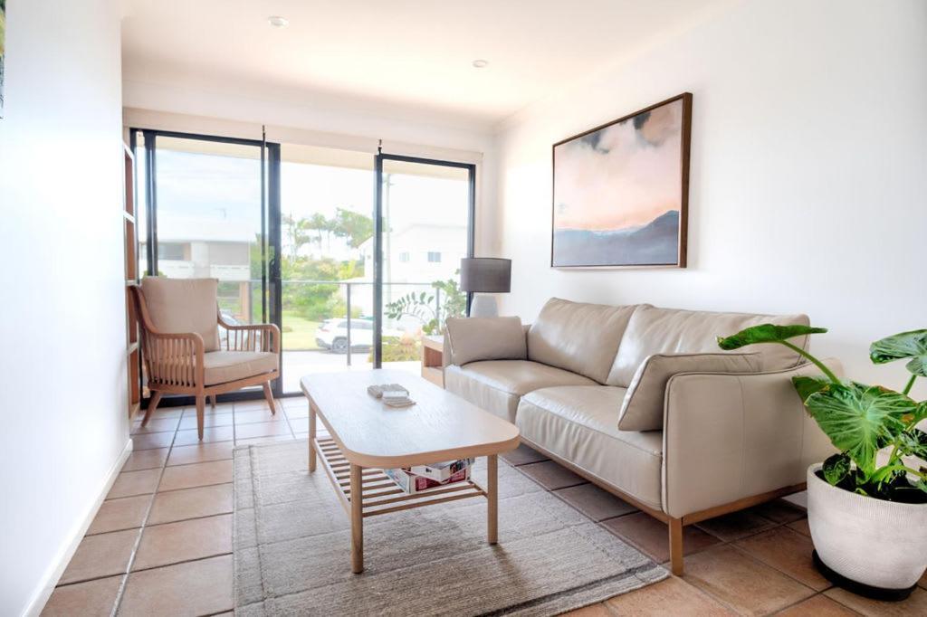 Stones Throw To Shelly Beach, Pet Friendly! Holiday home Caloundra