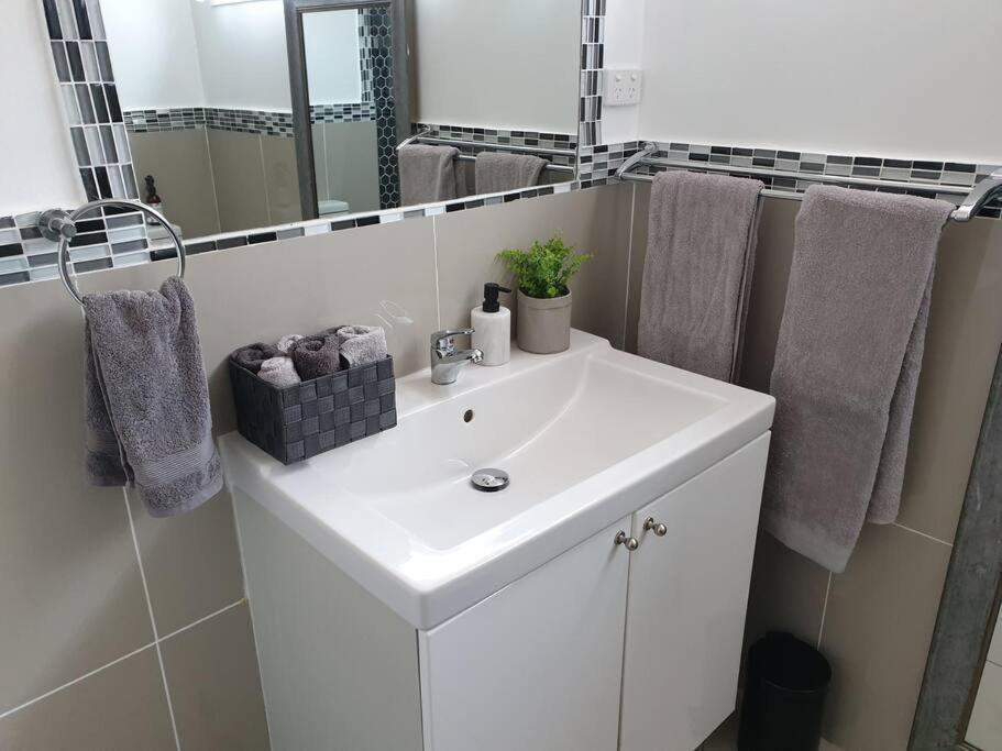One Br With Private Courtyard Sleeps 4 People Pet Friendly 950 Metres From The Beach Apartment Caloundra