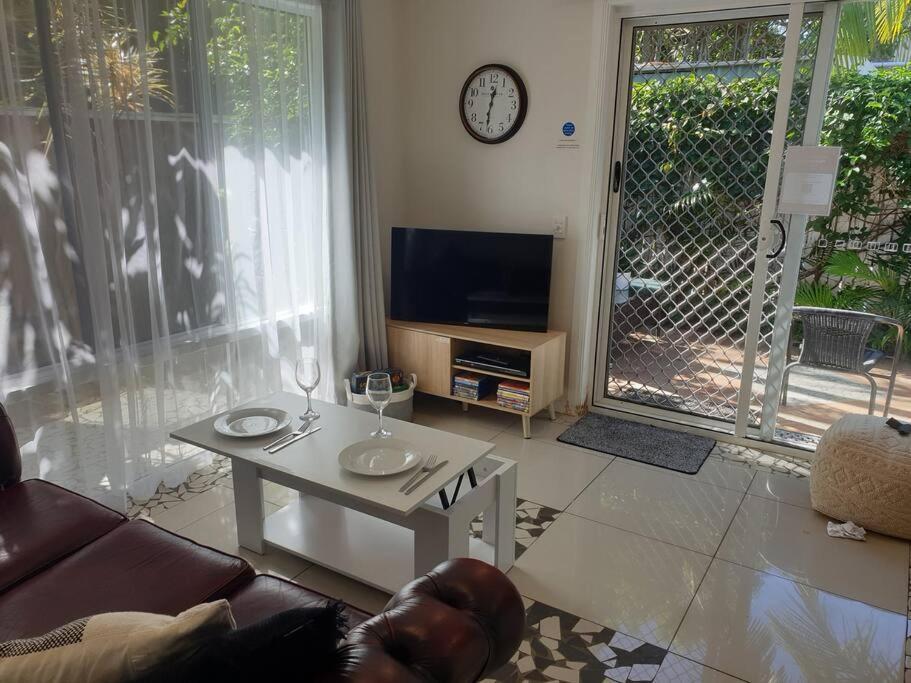 One Br With Private Courtyard Sleeps 4 People Pet Friendly 950 Metres From The Beach Caloundra