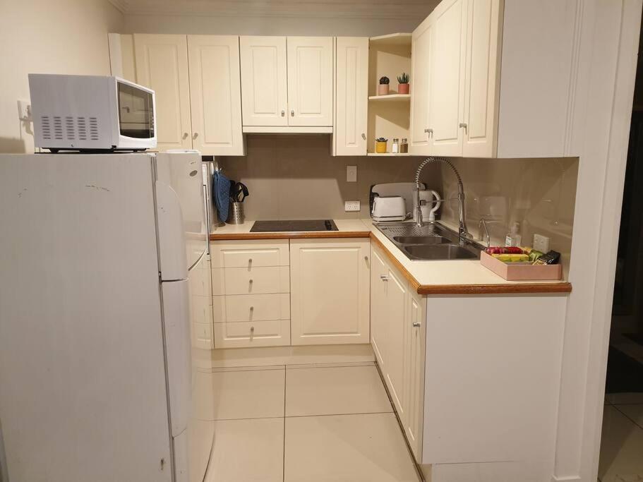 Apartment One Br With Private Courtyard Sleeps 4 People Pet Friendly 950 Metres From The Beach Caloundra