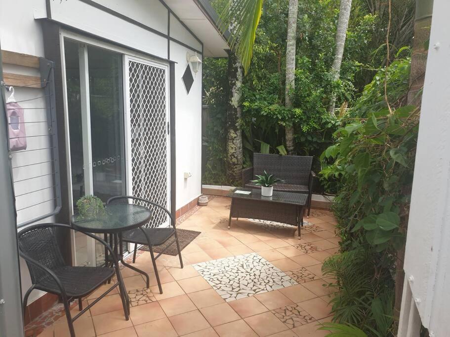 One Br With Private Courtyard Sleeps 4 People Pet Friendly 950 Metres From The Beach Apartment *
