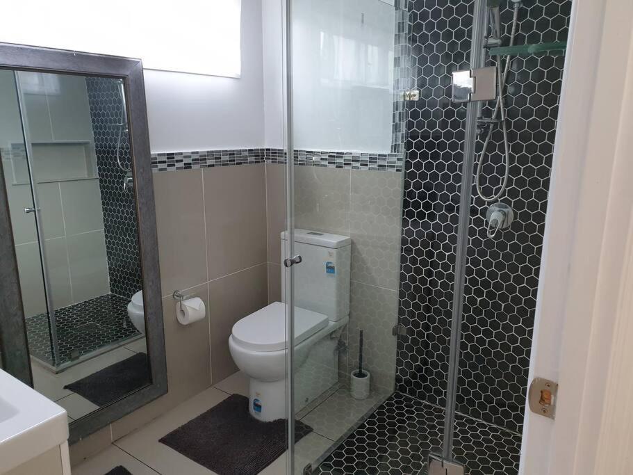 One Br With Private Courtyard Sleeps 4 People Pet Friendly 950 Metres From The Beach Apartment Caloundra