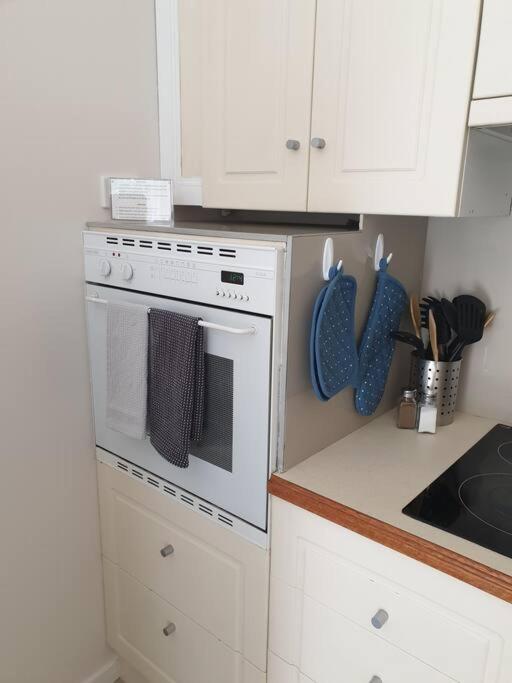 One Br With Private Courtyard Sleeps 4 People Pet Friendly 950 Metres From The Beach