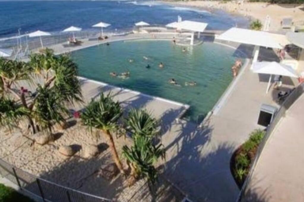 One Br With Private Courtyard Sleeps 4 People Pet Friendly 950 Metres From The Beach * Caloundra