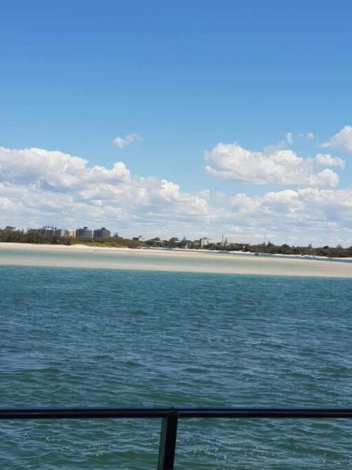 One Br With Private Courtyard Sleeps 4 People Pet Friendly 950 Metres From The Beach * Caloundra