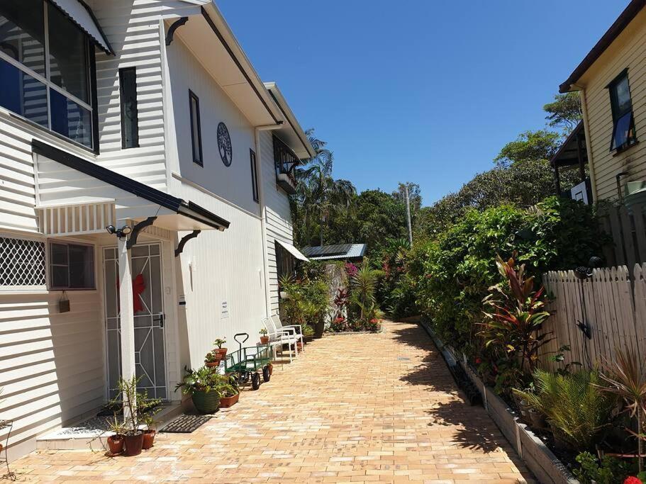 One Br With Private Courtyard Sleeps 4 People Pet Friendly 950 Metres From The Beach Apartment