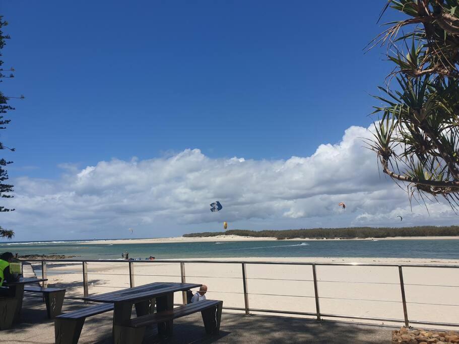One Br With Private Courtyard Sleeps 4 People Pet Friendly 950 Metres From The Beach * Caloundra