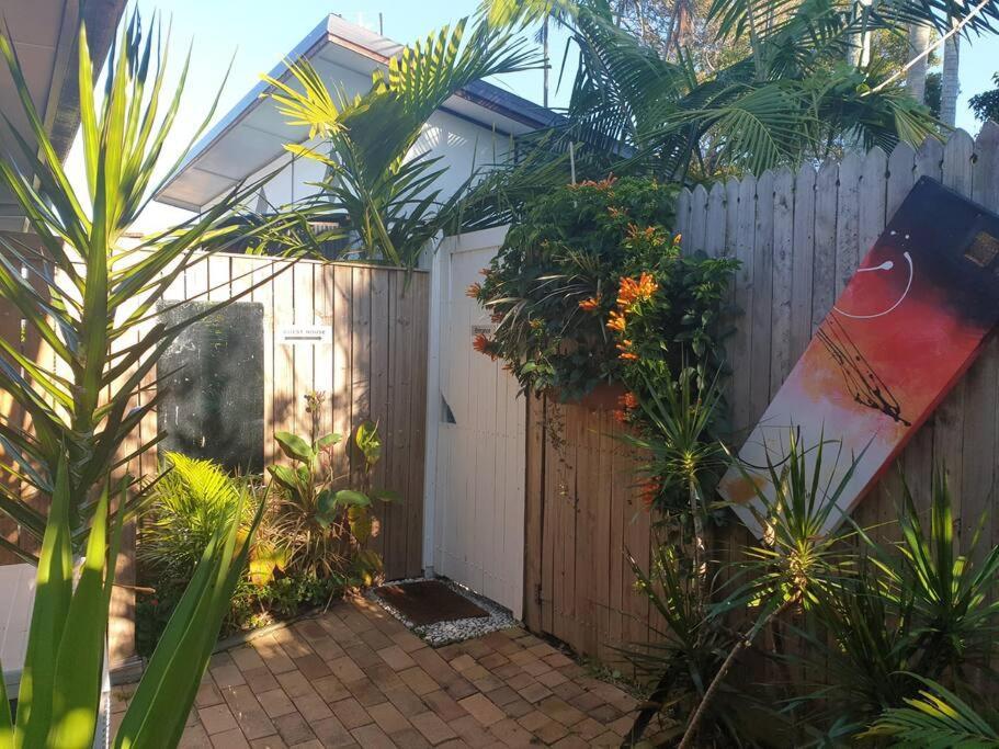 One Br With Private Courtyard Sleeps 4 People Pet Friendly 950 Metres From The Beach Apartment Caloundra
