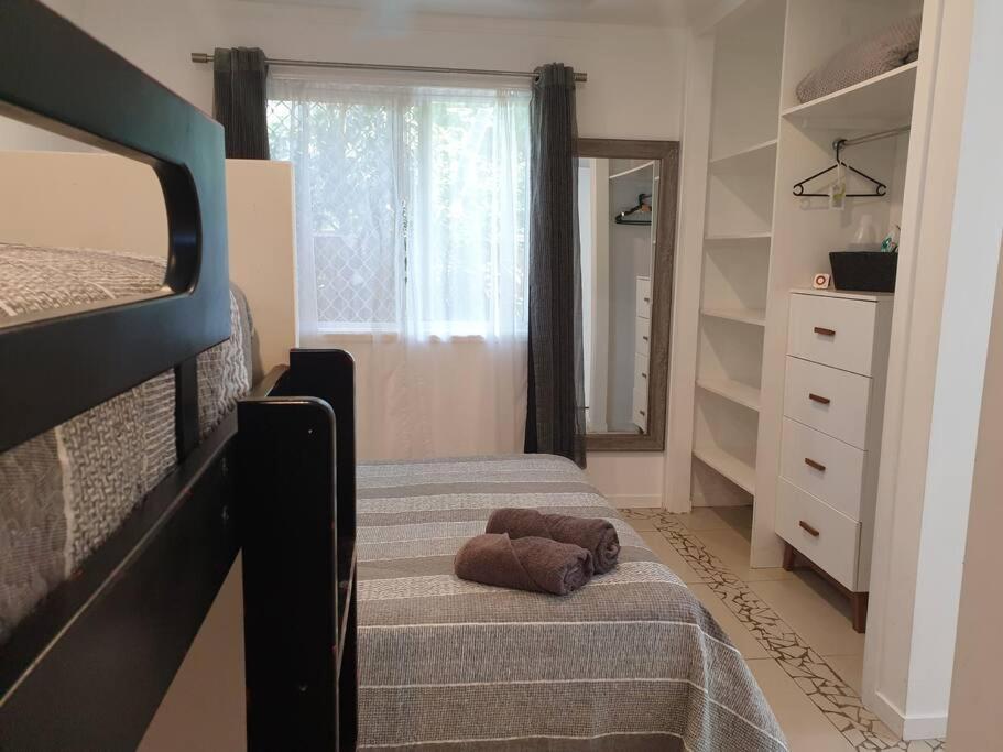 One Br With Private Courtyard Sleeps 4 People Pet Friendly 950 Metres From The Beach Caloundra