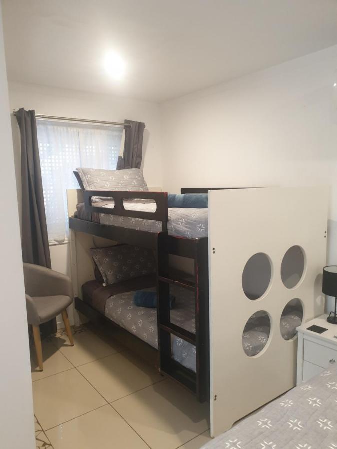 One Br With Private Courtyard Sleeps 4 People Pet Friendly 950 Metres From The Beach Apartment Caloundra