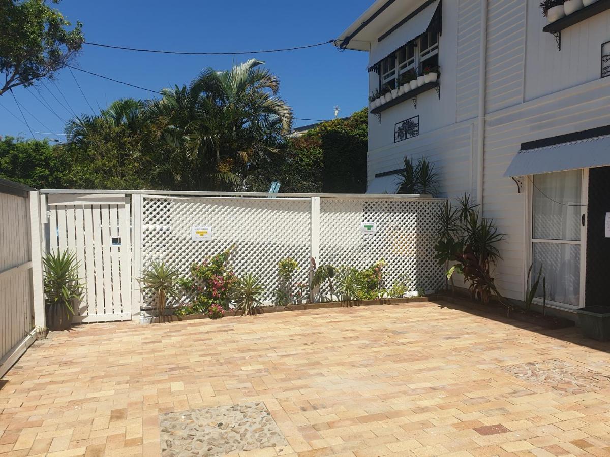 One Br With Private Courtyard Sleeps 4 People Pet Friendly 950 Metres From The Beach Caloundra