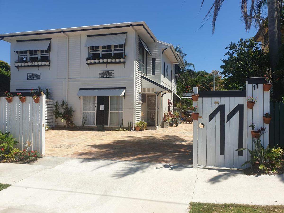 One Br With Private Courtyard Sleeps 4 People Pet Friendly 950 Metres From The Beach Caloundra