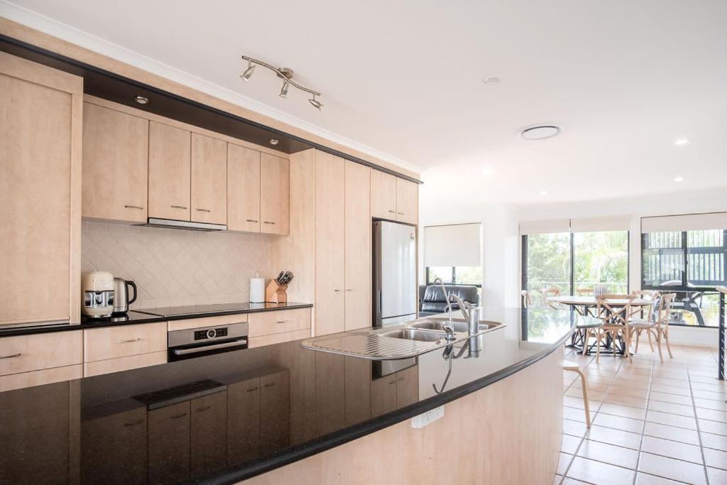 Stones Throw To Shelly Beach, Pet Friendly! Holiday home Caloundra