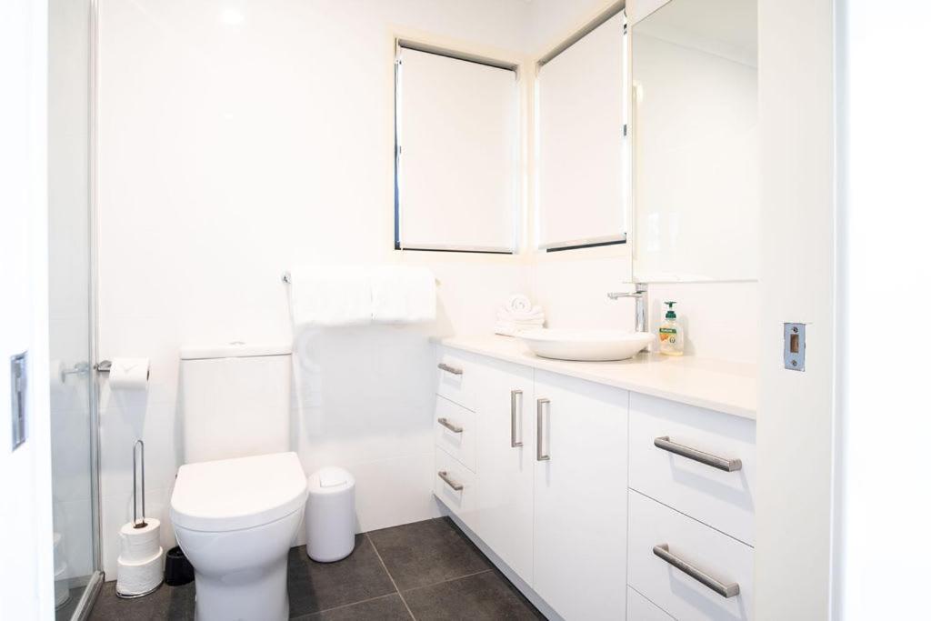 Stones Throw To Shelly Beach, Pet Friendly! Holiday home Caloundra