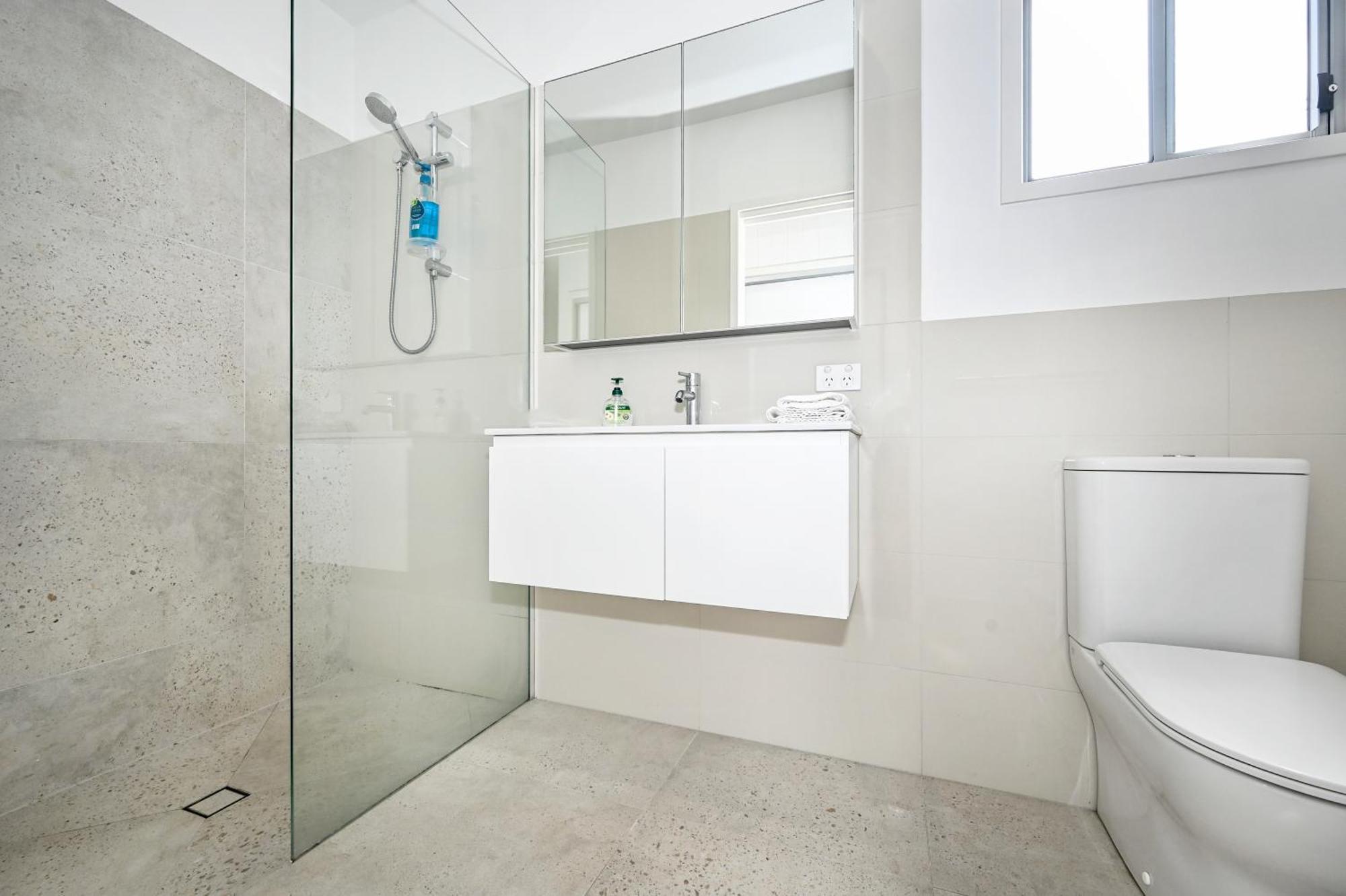 Spacious New 2 Bedroom Kings Townhouse Zf2 Caloundra