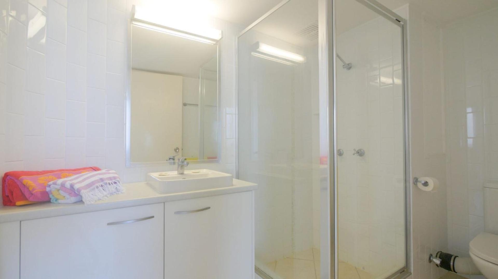Monterey Unit 16 27 Warne Terrace Kings *
